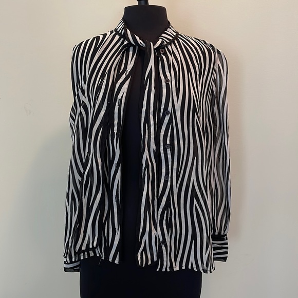 New! Stylish Blouse - Picture 1 of 9